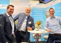 Leon Verkoelen of Berg Hortimotive Group visiting the stand at Looije Agro Technics with Marcel Looije and Tom van Zundert. At Looije they have noticed that there is pressure in the field of housing. The housing sites built by growers are becoming more and more professional and are equipped with all modern means.